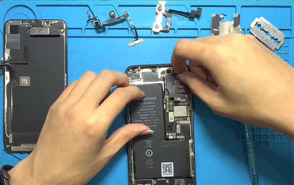 Kỹ thuật viên đang thực hiện thay cổng sạc iPhone 15 Đà Nẵng chuyên nghiệp tại Táo 247.