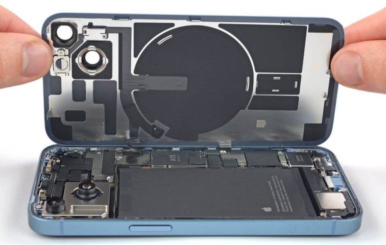 Kỹ thuật viên khắc phục lỗi main iPhone 14 Pro Max chuyên nghiệp | Táo 247