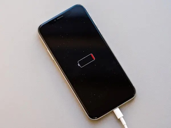 Khởi động lại iPhone 14 khi gặp lỗi sạc không lên màn hình | Táo 247