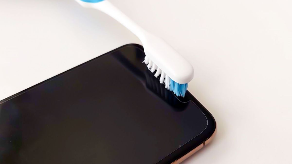 Loại bỏ bụi bẩn và nước ra khỏi loa iPhone | Táo 247