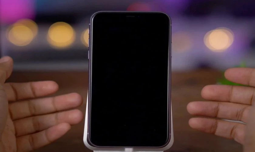 Màn hình iPhone 14 bị đen không lên nguồn dù đã cắm sạc pin | Táo