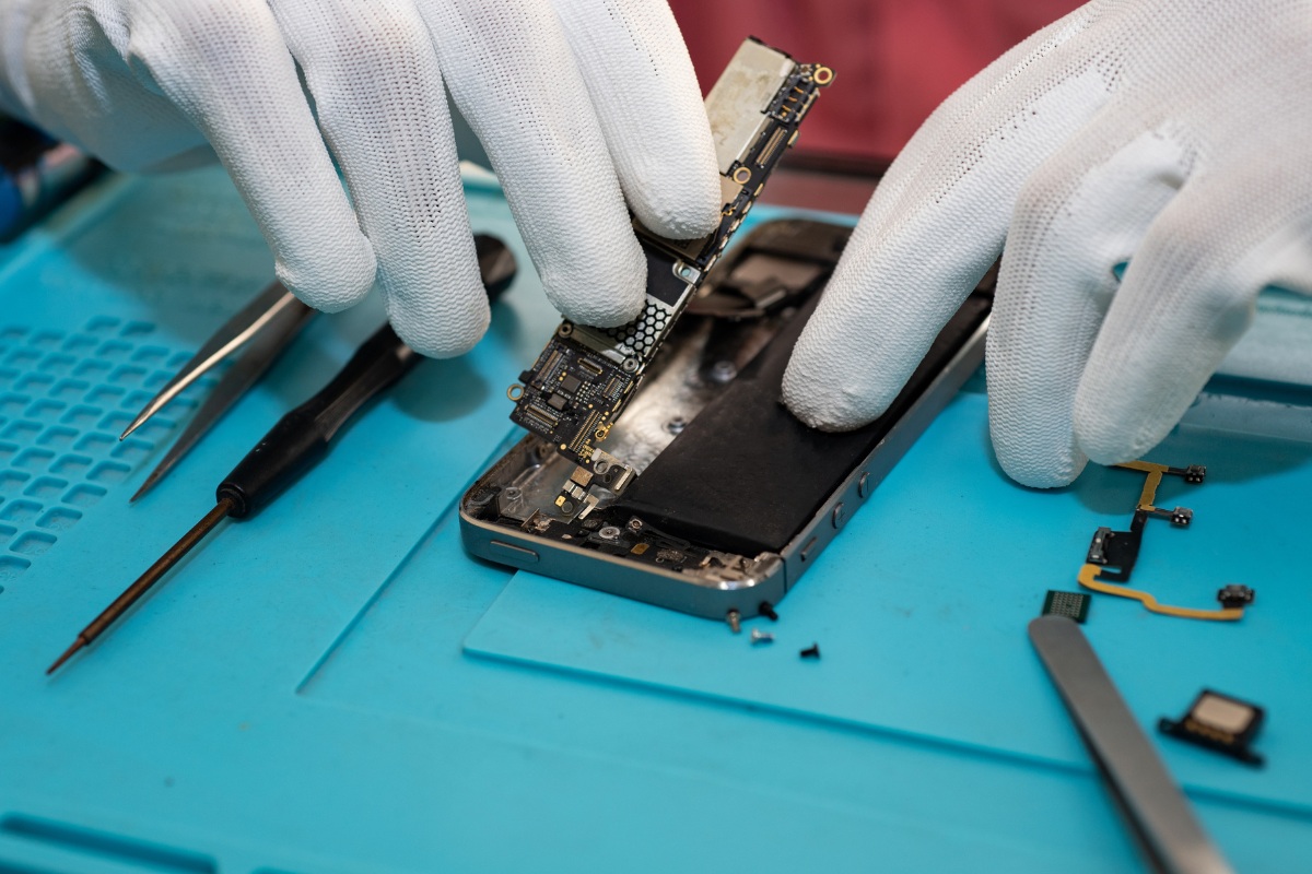 Sửa chữa iphone 15 pro max bị sọc màn hình