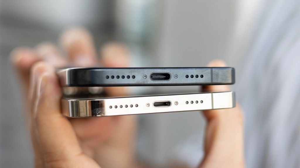 Cách khắc phục iPhone 14 sạc không lên màn hình bằng việc vệ sinh cổng sạc | Táo 247