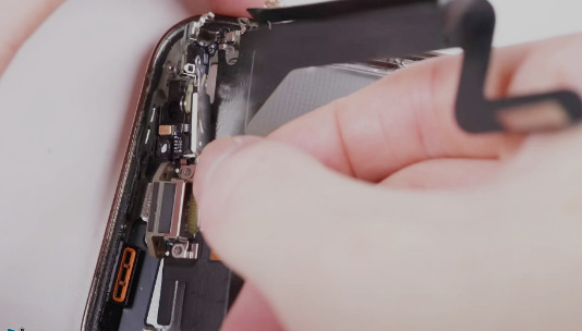 Kỹ thuật viên Táo 247 tỉ mỉ vệ sinh cổng sạc để sửa lỗi sạc iPhone 14 Pro Max do bụi bẩn