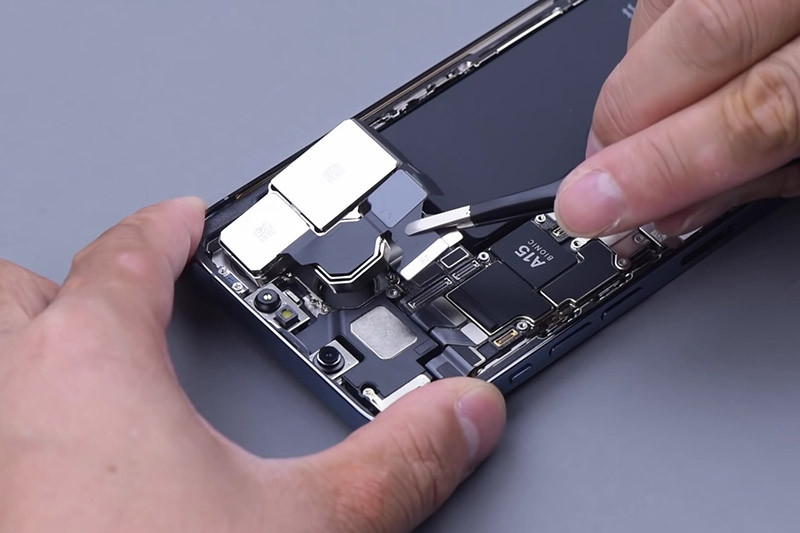Quy trình tháo lắp và sửa main iPhone 13 tại Liên Chiểu được thực hiện bởi đội ngũ kỹ thuật giàu kinh nghiệm.