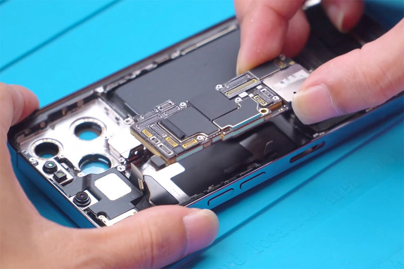 Sửa lỗi mất nguồn iPhone 14 Pro Max do hư hỏng linh kiện mainboard | Táo 247