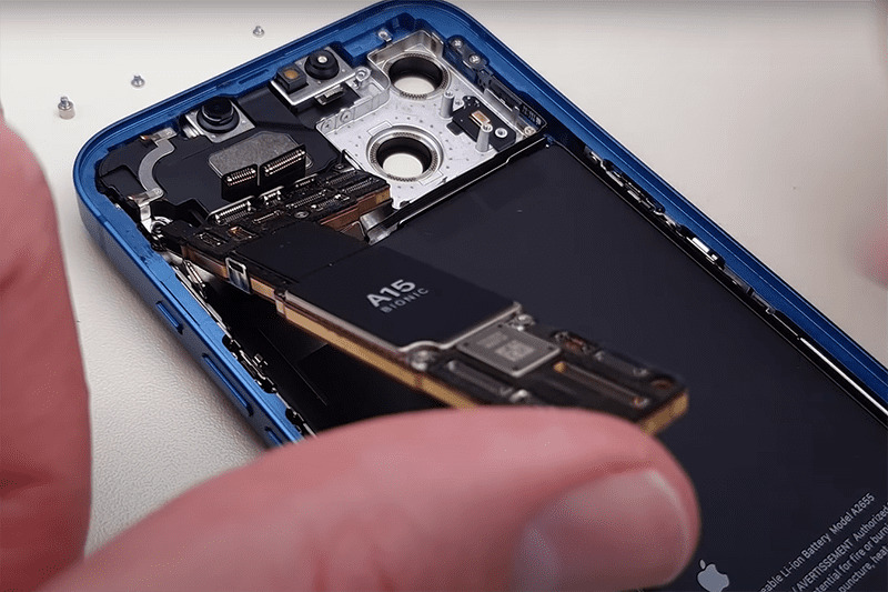 Kỹ thuật viên đang kiểm tra và sửa main iPhone 13 chuyên nghiệp tại khu vực Liên Chiểu, Đà Nẵng.