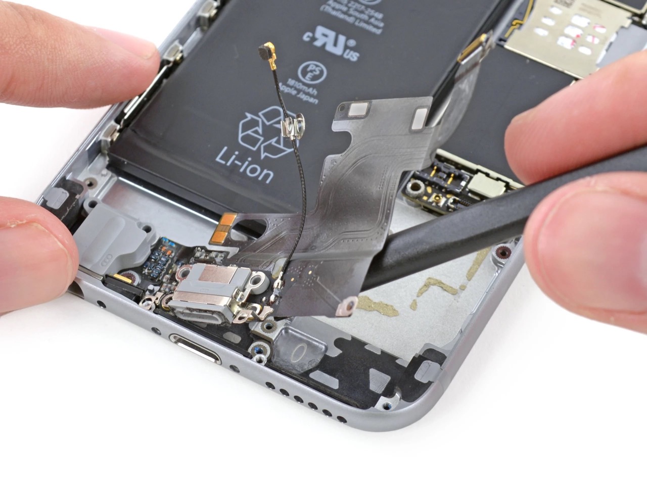 Quy trình tháo lắp và thay cổng sạc iPhone 15 Đà Nẵng an toàn, đảm bảo linh kiện chính hãng | Táo 247