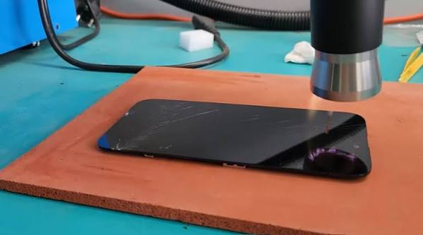 Kỹ thuật viên Táo 247 thực hiện thay kính iPhone 14 Pro Max uy tín tại Đà Nẵng