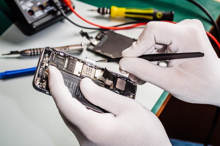 Kỹ thuật viên Táo 247 thao tác ép kính iPhone 14 tỉ mỉ