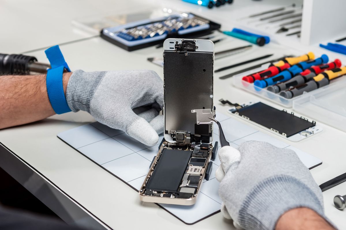 Kỹ thuật viên đang thực hiện thay kính iPhone 14 chuyên nghiệp tại Táo 247 Đà Nẵng