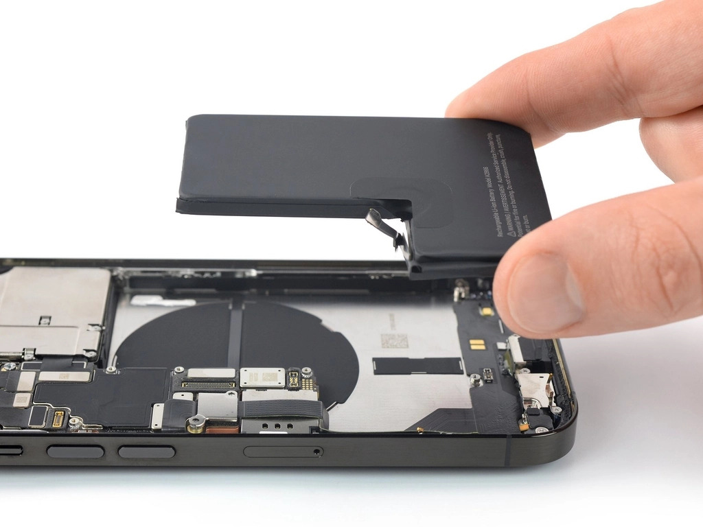 Dịch vụ thay pin iPhone 14 bị phồng uy tín tại Táo 247 Đà Nẵng