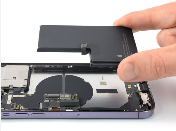 Kỹ thuật viên chuyên nghiệp tại Táo 247 thực hiện thay pin iPhone 15 Đà Nẵng lấy ngay