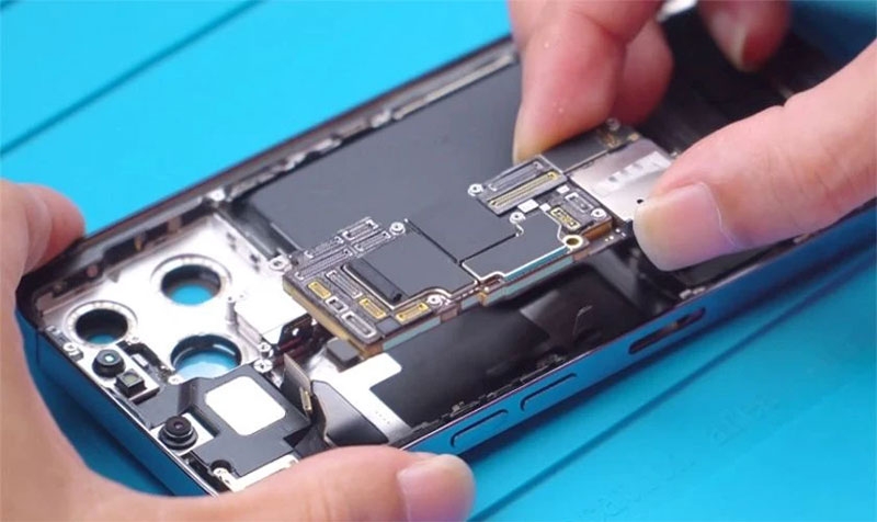 Kỹ thuật viên Táo 247 đang kiểm tra và sửa main iPhone 13 Liên Chiểu, Đà Nẵng.