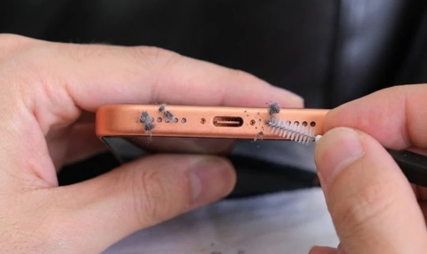 Kỹ thuật viên kiểm tra tình trạng loa iPhone 17 bị rè tại Táo 247