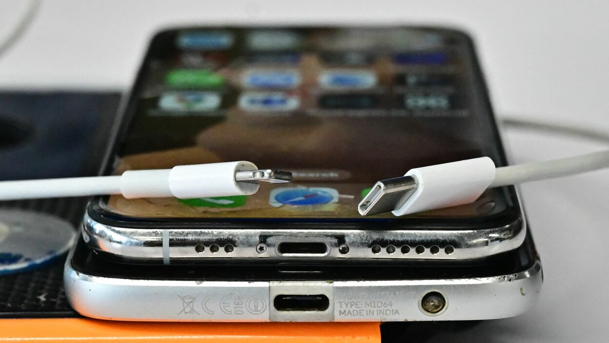 Sửa lỗi iPhone 15 không nhận sạc bằng cách thay cổng sạc Type-C uy tín tại Đà Nẵng | Táo