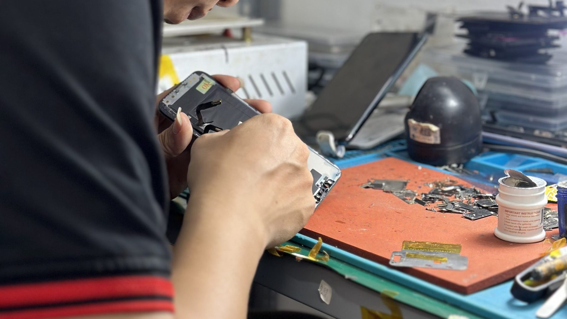 Kỹ thuật viên sửa chữa iPhone tại Táo 247 với nhiều năm kinh nghiệm