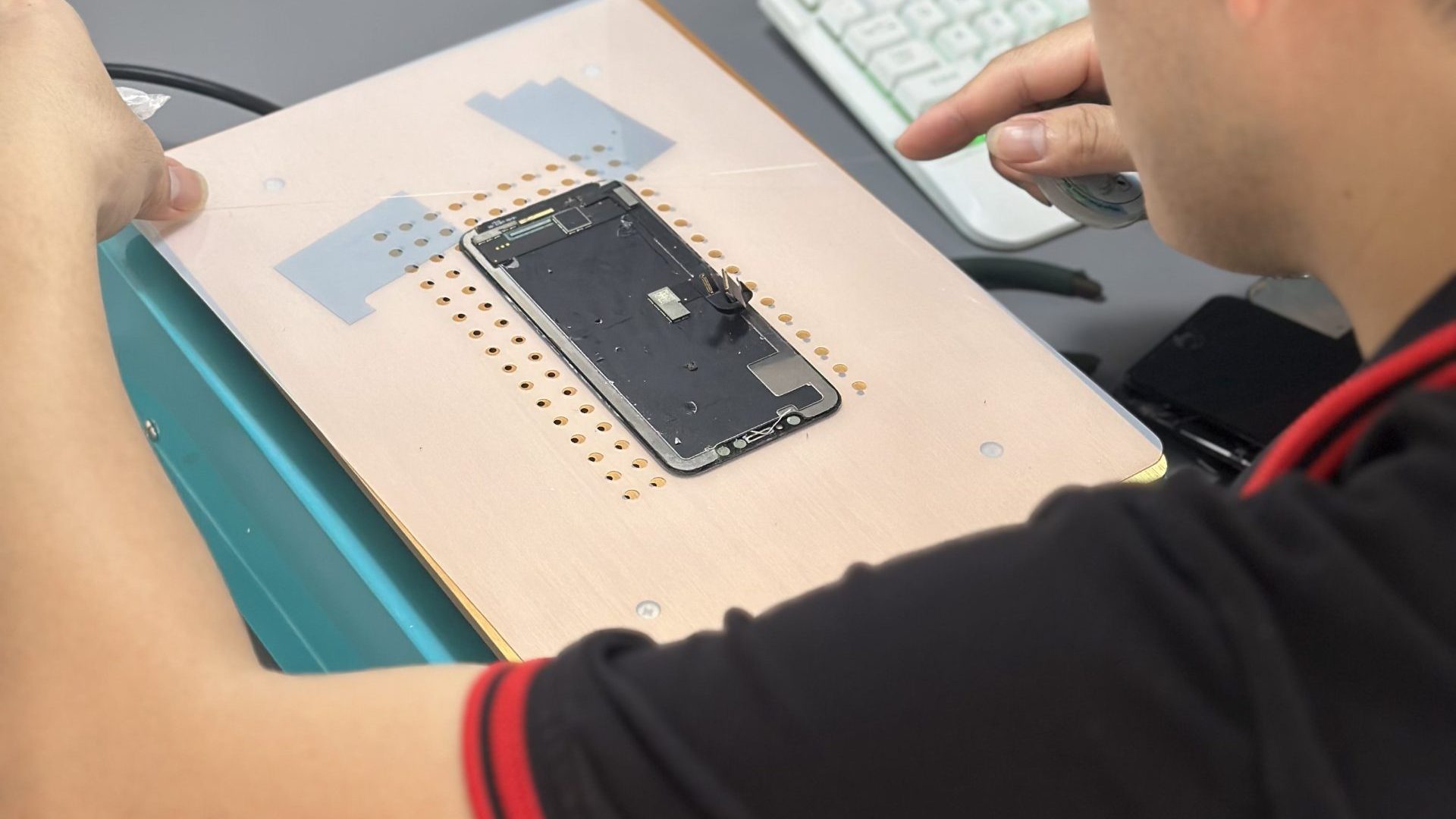 Kỹ thuật viên Táo 247 kiểm tra kỹ lưỡng từng chiếc iPhone trước khi trao đến tay khách hàng