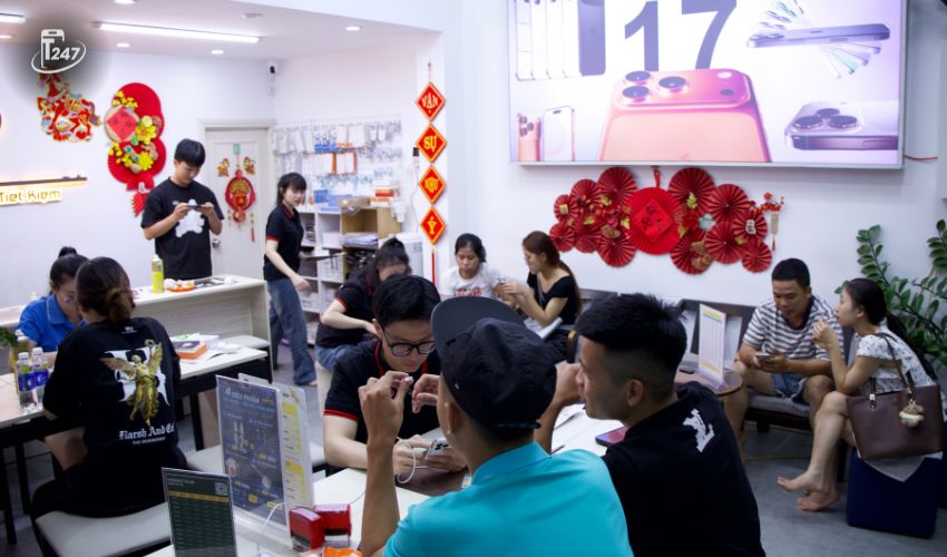 Hãy đến ngay Táo 247 để được kiểm tra pin miễn phí và trải nghiệm dịch vụ chuyên nghiệp