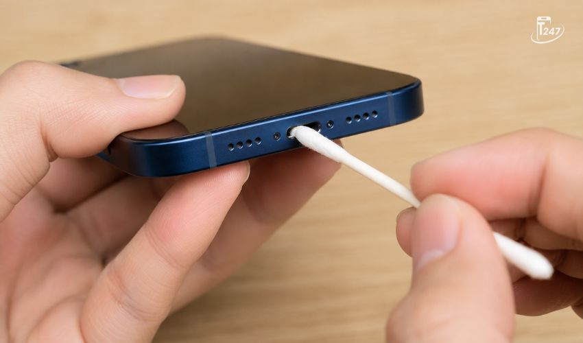 Làm sạch cổng sạc giúp giải quyết tình trạng iPhone 13 không sạc được do bám bẩn | Táo 247