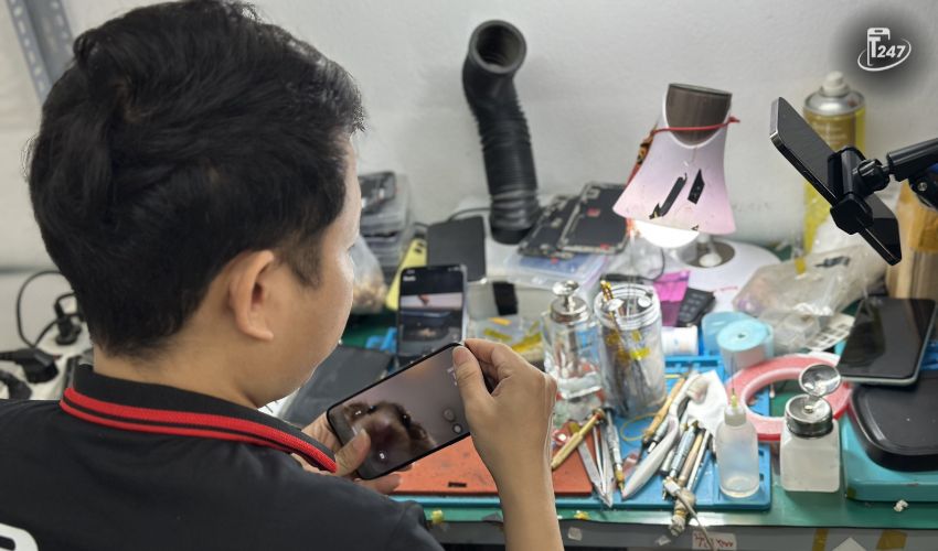 Nhân viên kỹ thuật thực hiện kiểm tra máy | Táo 247