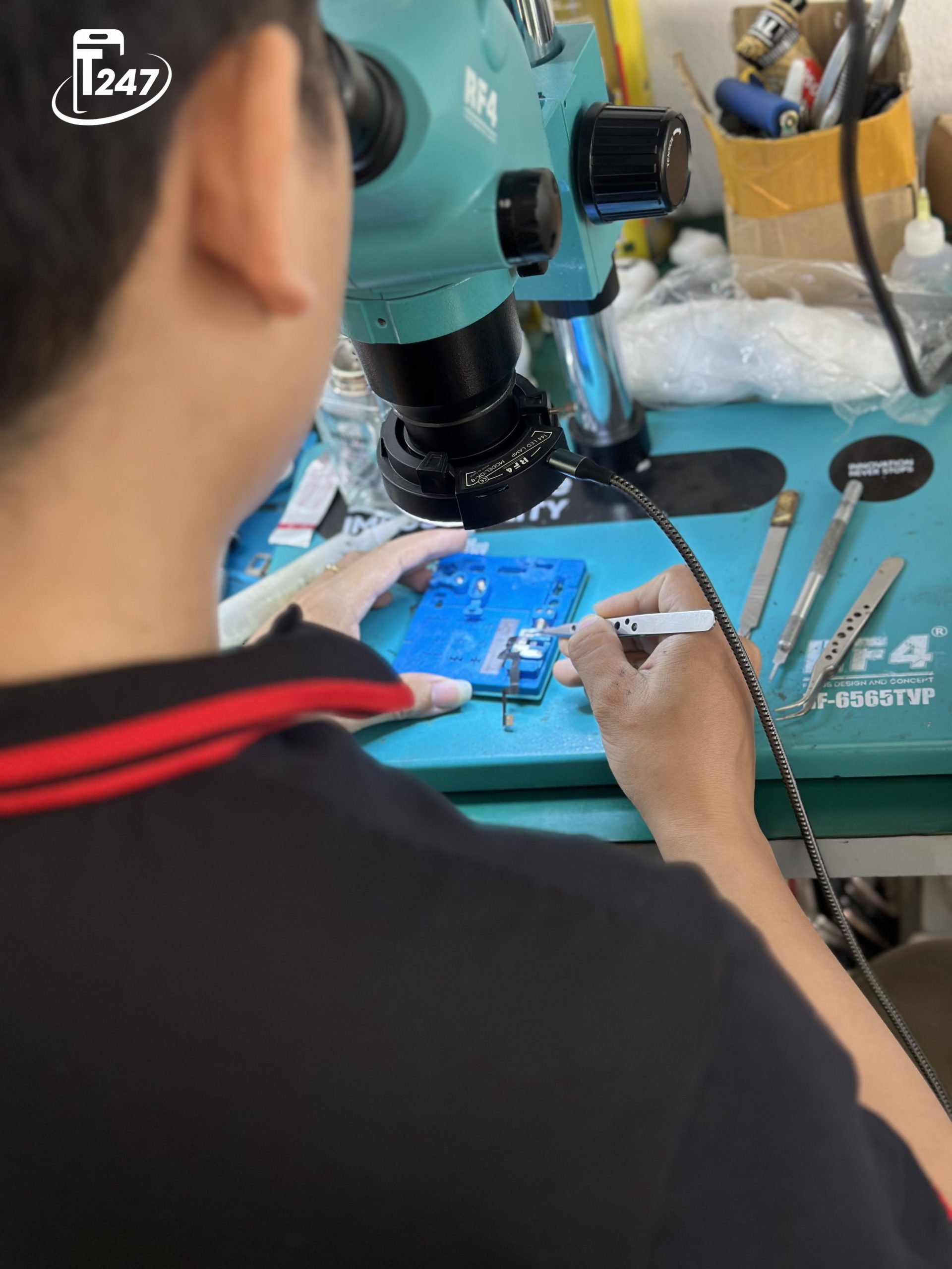 Đội ngũ kỹ thuật viên chuyên nghiệp kiểm tra và sửa chữa iPhone | Táo 247