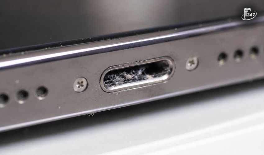 Hình ảnh cận cảnh cổng sạc Lightning iPhone bị kẹt bụi bẩn, xơ vải | Táo 247