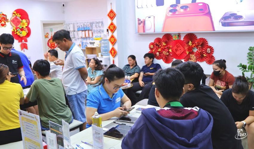 Không gian mua sắm nhộn nhịp tại cửa hàng khẳng định sự tin tưởng của khách hàng | Táo 247