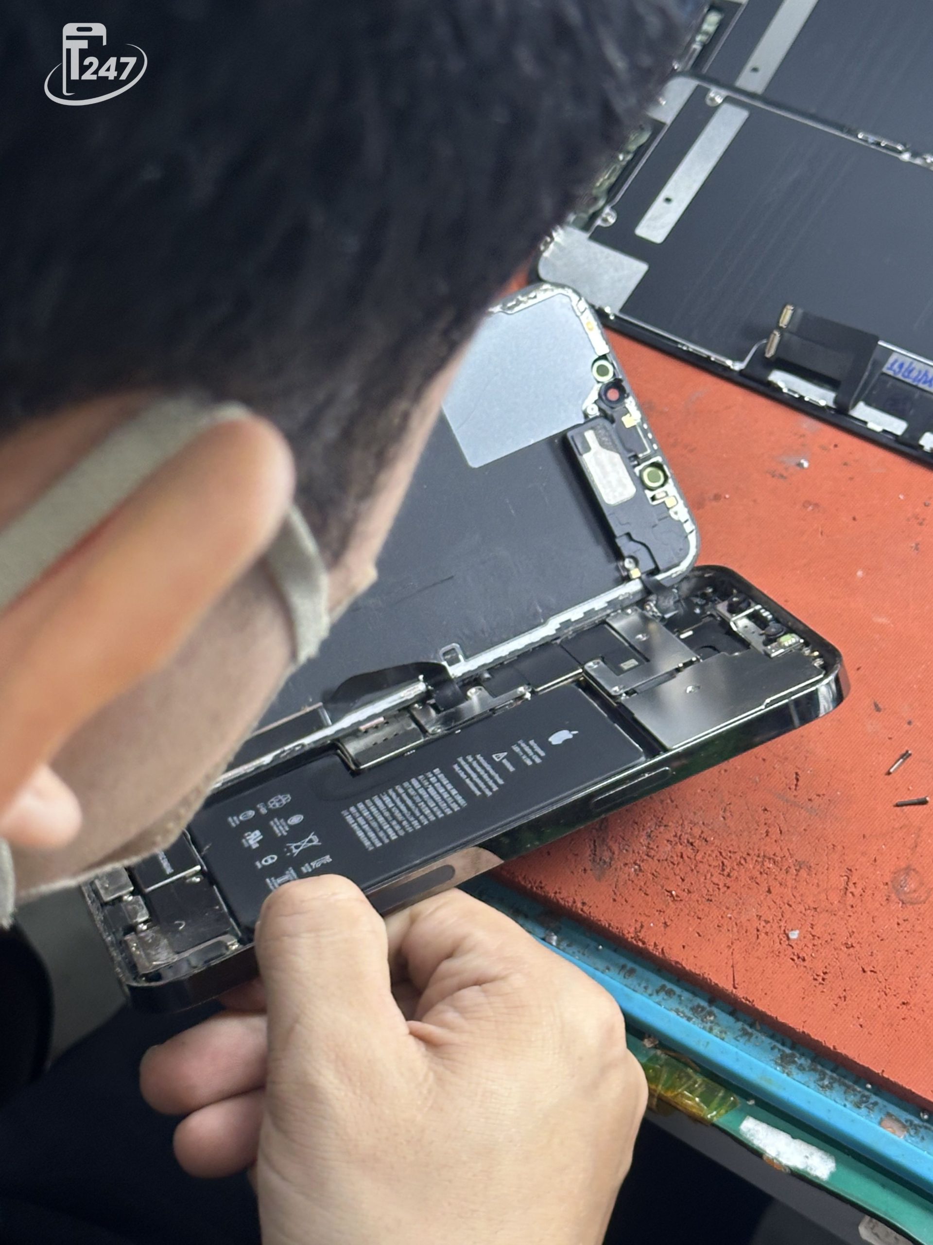 Táo 247 cung cấp dịch vụ thay pin chất lượng cao với các cam kết uy tín