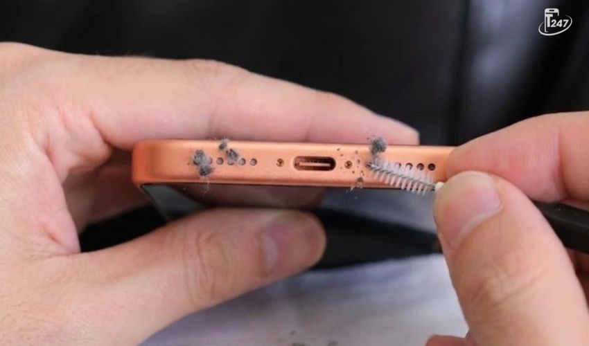 Kỹ thuật viên kiểm tra tình trạng loa iPhone 17 bị rè tại Táo 247 iCare