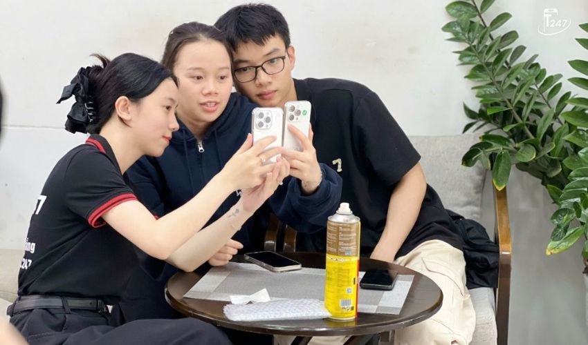 Nhân viên hướng dẫn khách hàng kiểm tra máy | Táo 247