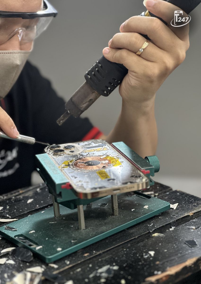 Tại Táo 247, chúng tôi thường xuyên tiếp nhận những chiếc iPhone XS với kính lưng bị vỡ