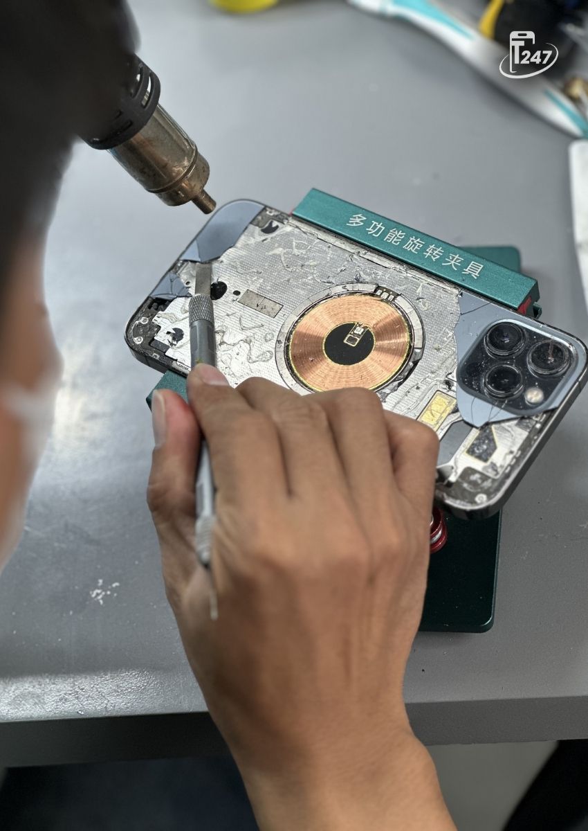 Kỹ thuật viên Táo 247 sẽ sử dụng thiết bị chuyên dụng để tách bỏ lớp kính lưng vỡ một cách an toàn