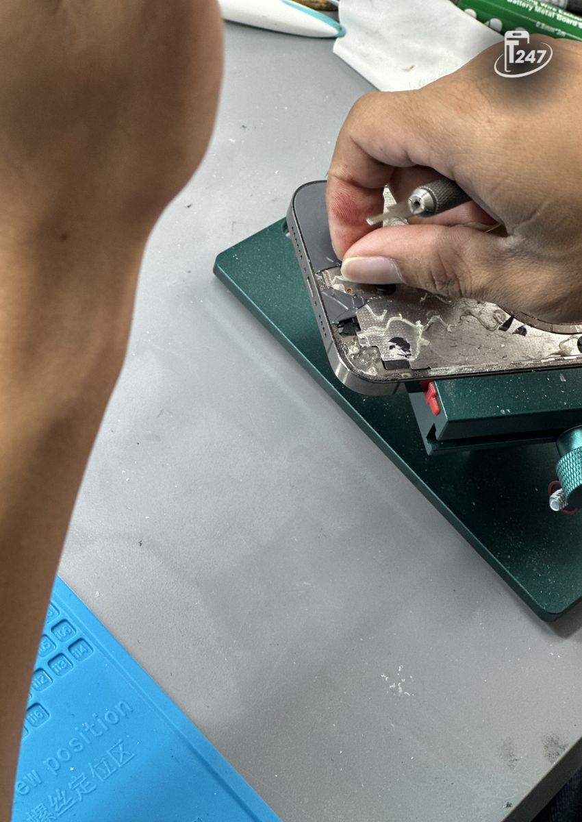 Táo 247 tối ưu hóa quy trình để thay kính lưng iPhone trong khoảng thời gian ngắn nhất có thể
