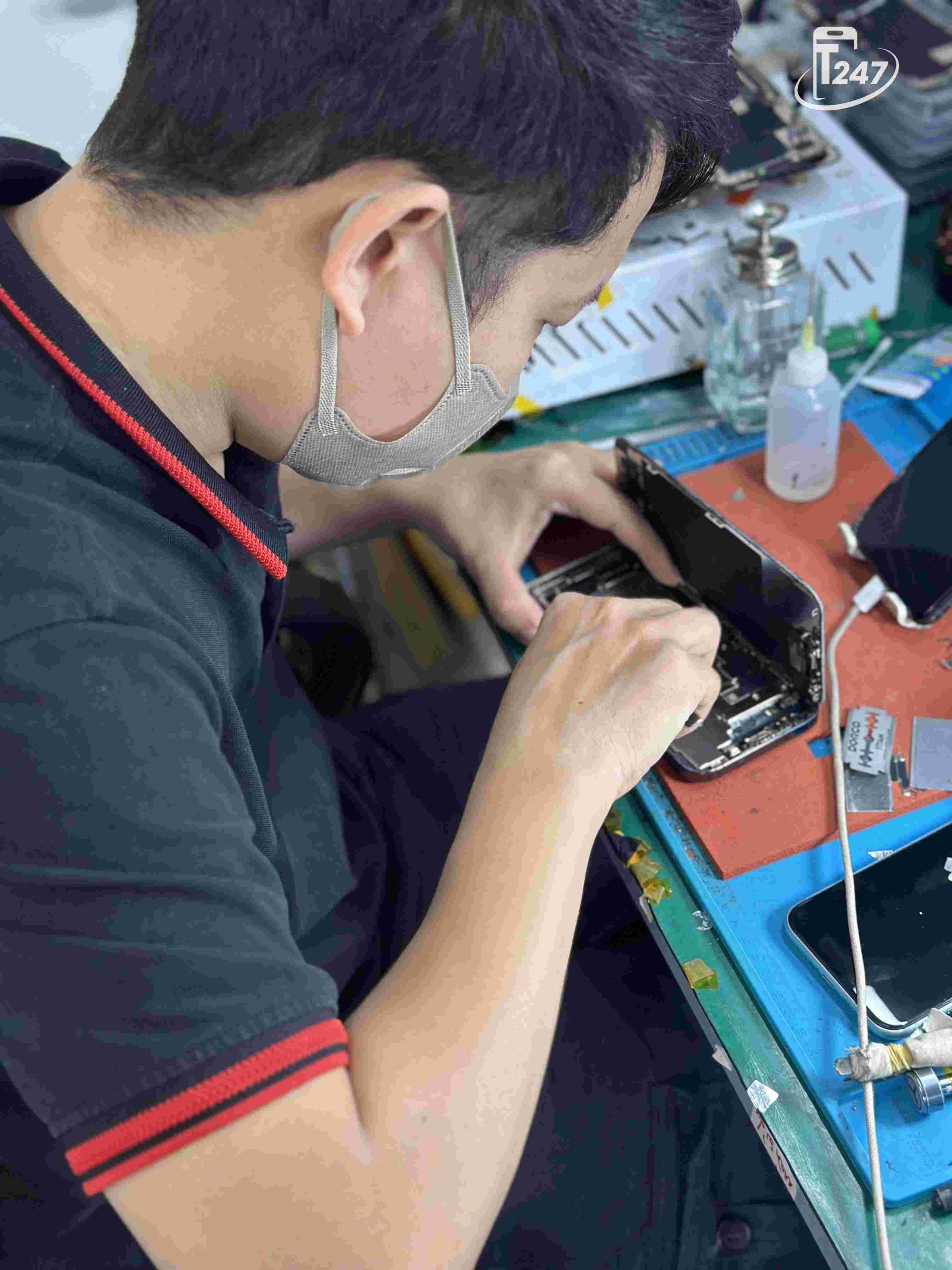 Táo 247 áp dụng quy trình sửa chữa iPhone treo táo minh bạch