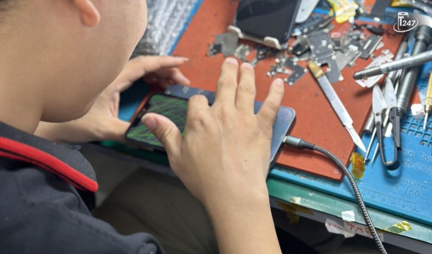 Quy trình thay màn hình iPhone tại Táo 247 được thực hiện theo các bước chuyên nghiệp | Táo 247