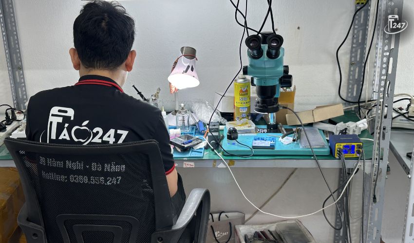 Dịch vụ sửa chữa chuyên nghiệp tại Táo 247 đảm bảo chất lượng, an toàn, linh kiện chính hãng và chế độ bảo hành rõ ràng