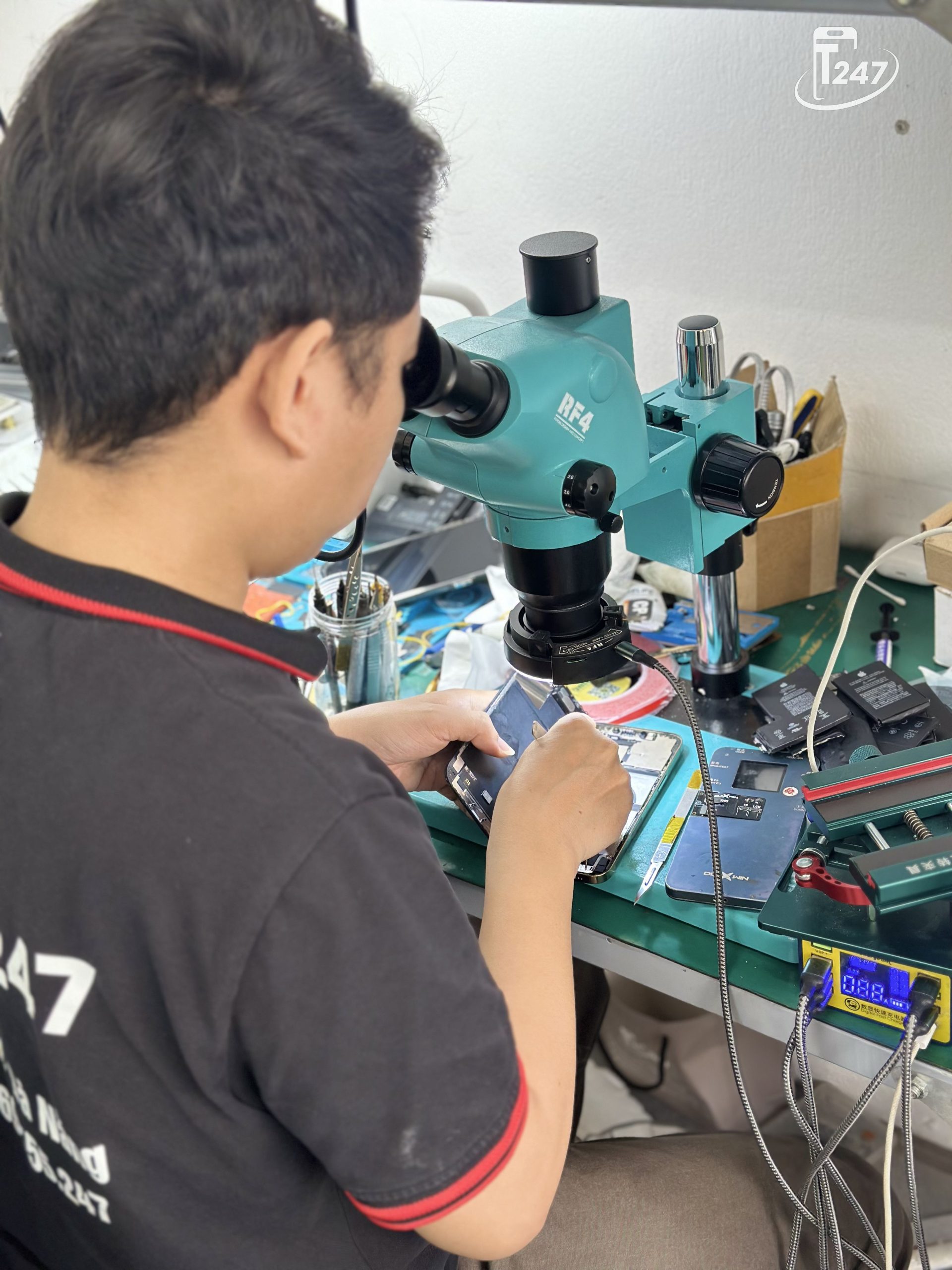 Từ tiếp nhận máy đến kiểm tra tổng thể, quy trình luôn được chuẩn hóa để đảm bảo chất lượng | Táo 247