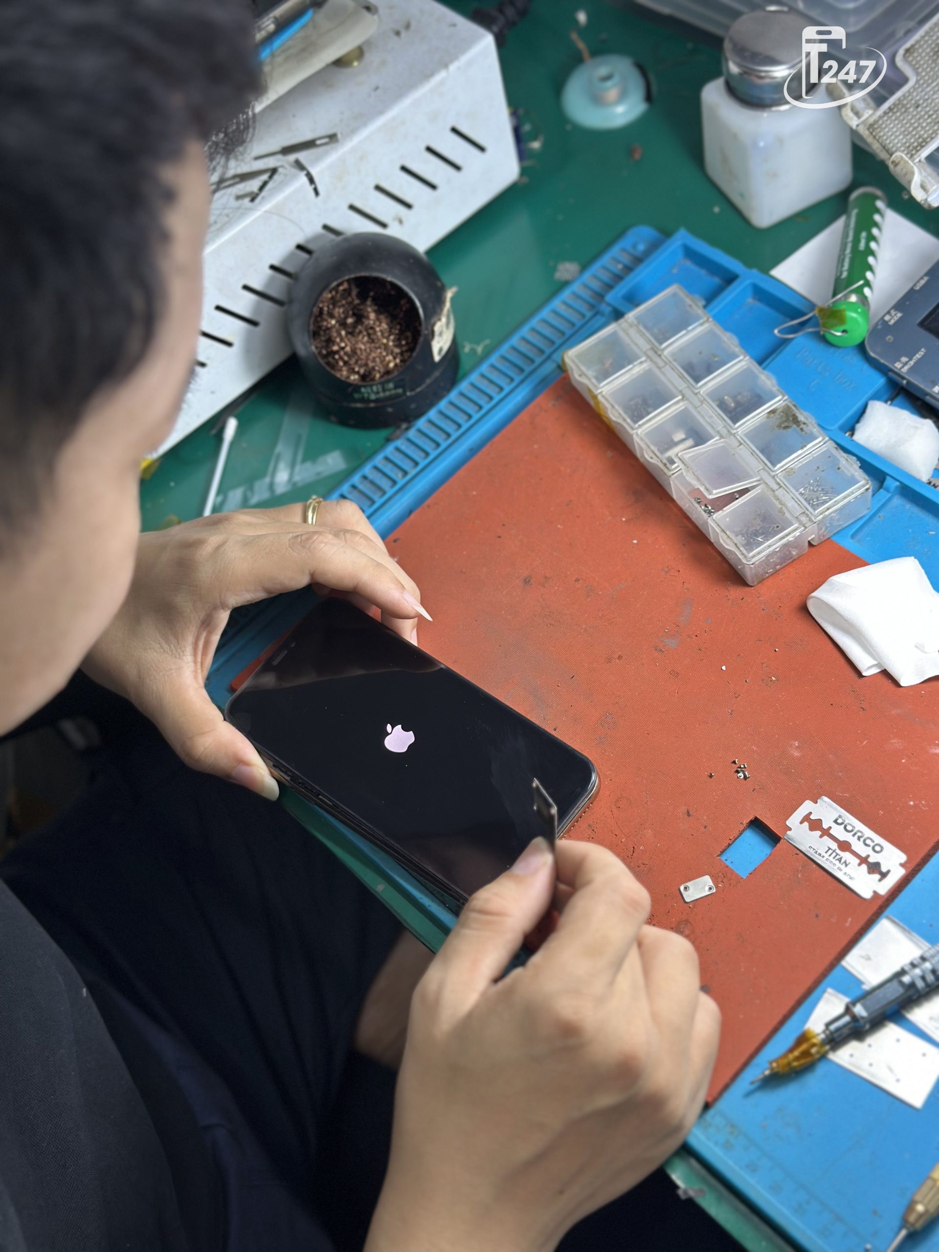 Nhân viên kỹ thuật thực hiện kiểm tra tổng thể iPhone | Táo 247