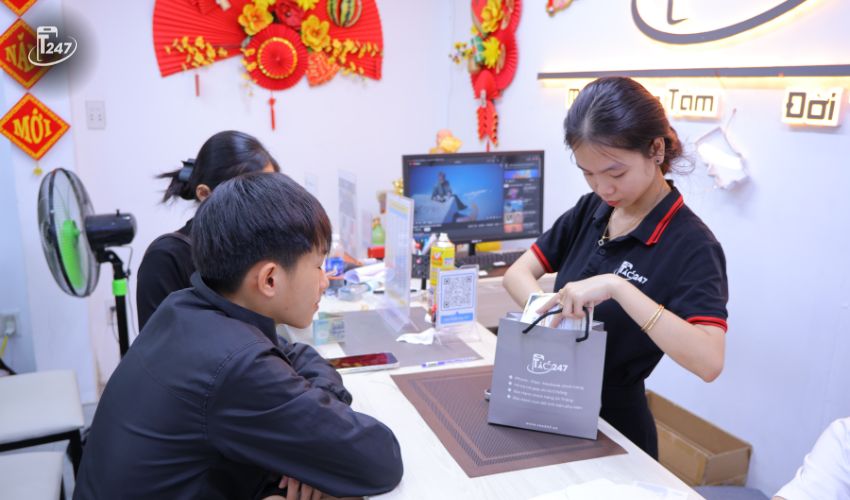 Chọn Táo 247 để thay pin iPhone, bạn sẽ nhận được dịch vụ chuyên nghiệp với linh kiện chất lượng cao, quy trình minh bạch