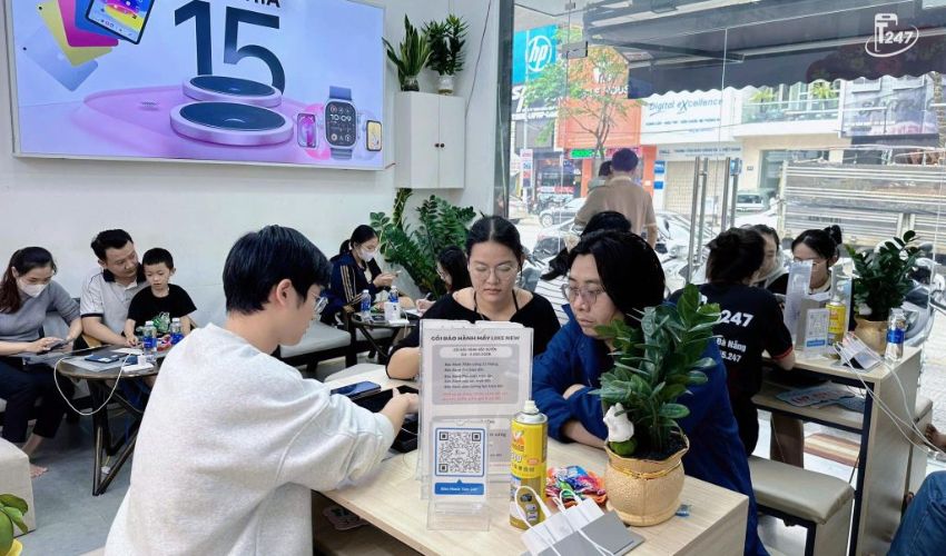 Dịch vụ chăm sóc khách hàng chuyên nghiệp và tận tụy của đội ngũ nhân viên tại cửa hàng Táo 247