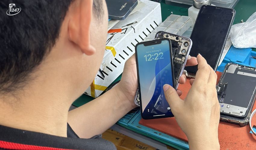 Kỹ thuật viên sửa chữa iPhone tại Táo 247 với nhiều năm kinh nghiệm thay màn hình iPhone Đà Nẵng